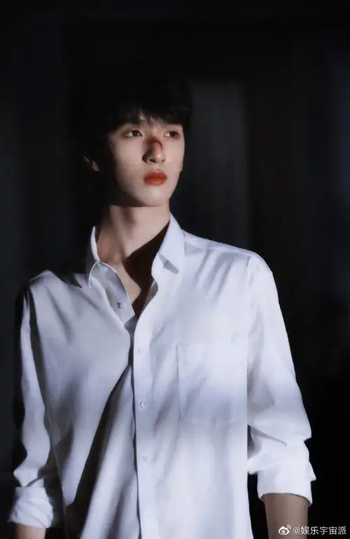 严浩翔的衬衫扣子##严浩翔白衬衫自拍