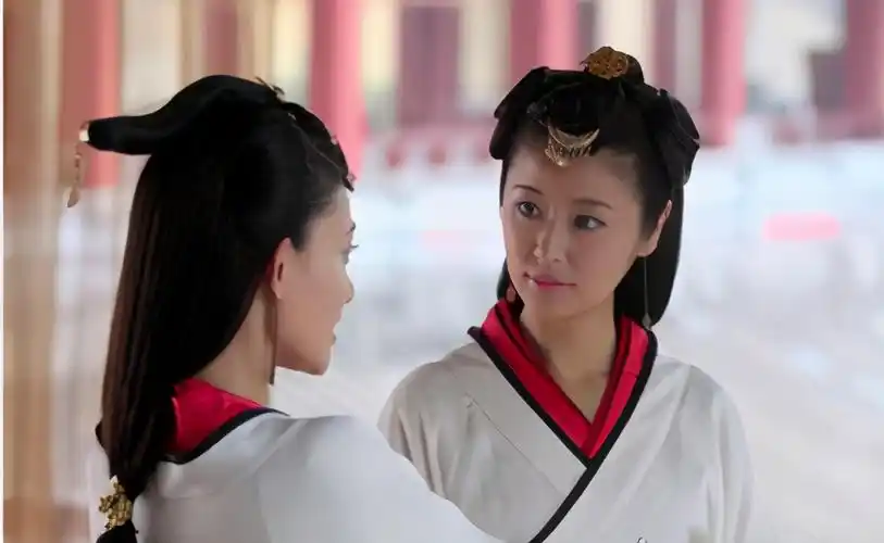 其实林心如演了很多古装剧,而且很多角色都不输夏紫薇_孙耀威