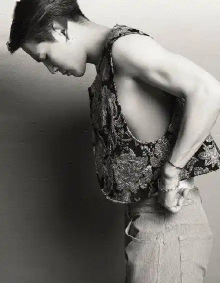 行走的荷尔蒙!王嘉尔穿黑色马甲西装秀腹肌