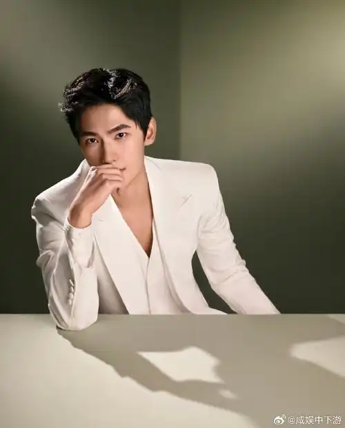 哥哥的颜值还是那么的牛,看到这组大片真的是初恋的感觉又回来了#杨洋