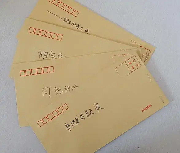 孩子们对父母想说的话,都装在了这个小小的信封里,它是如此的"轻薄"