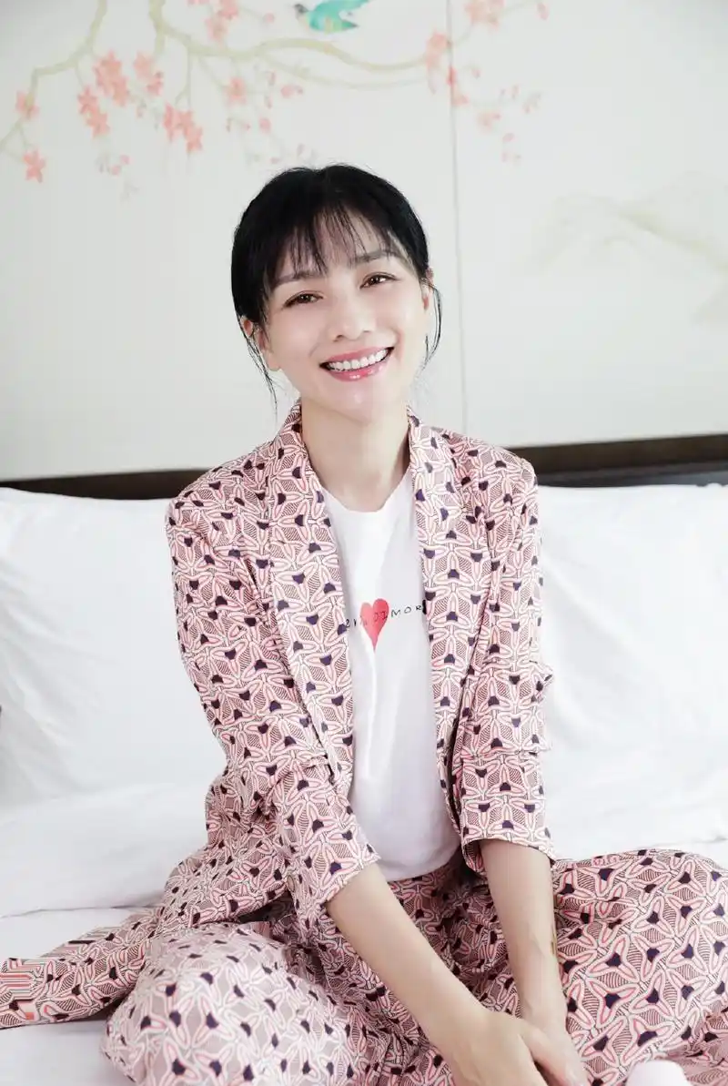 沙溢胡可一家四口出游,四色t恤亲子装穿搭好温馨,同戴墨镜太酷