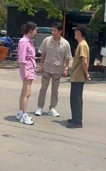 王鸥撒贝宁合体录综艺路透照曝光引热议王鸥穿着清凉近状超好