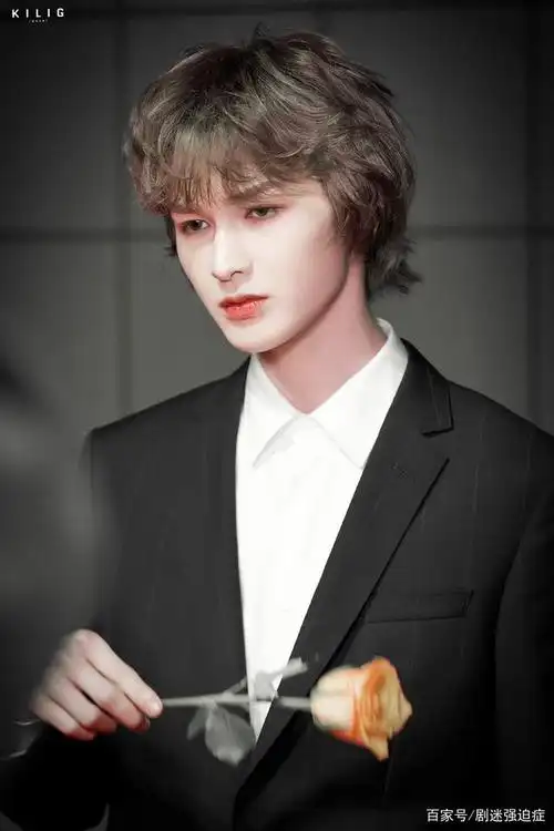 朱正廷英伦卷发造型,温柔浪漫,儒雅有型混血小王子!