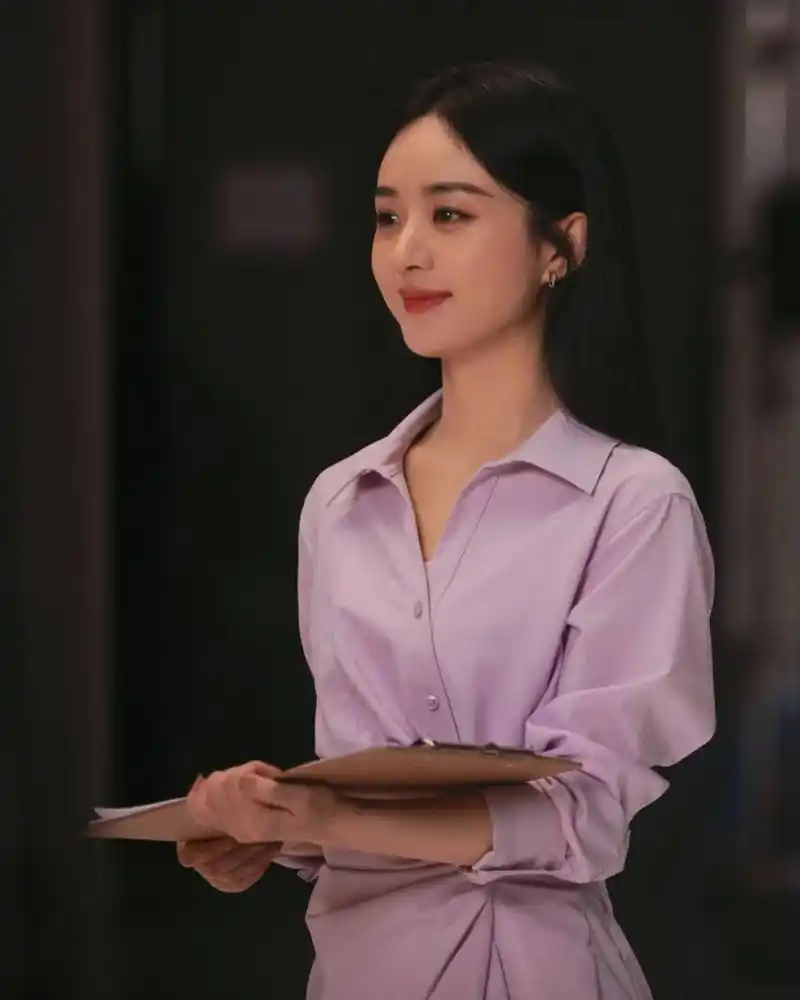 看惯了穿古装剧的赵丽颖,让我们看看穿职业装的赵丽颖