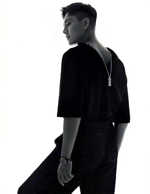 陈伟霆不愧是时尚宠儿拍写真尽显男友力黑白大片好有高级感