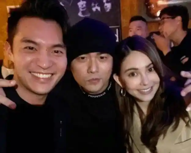 周杰伦带昆凌聚餐替老婆挡酒一脸宠溺婚戒不离手太甜了