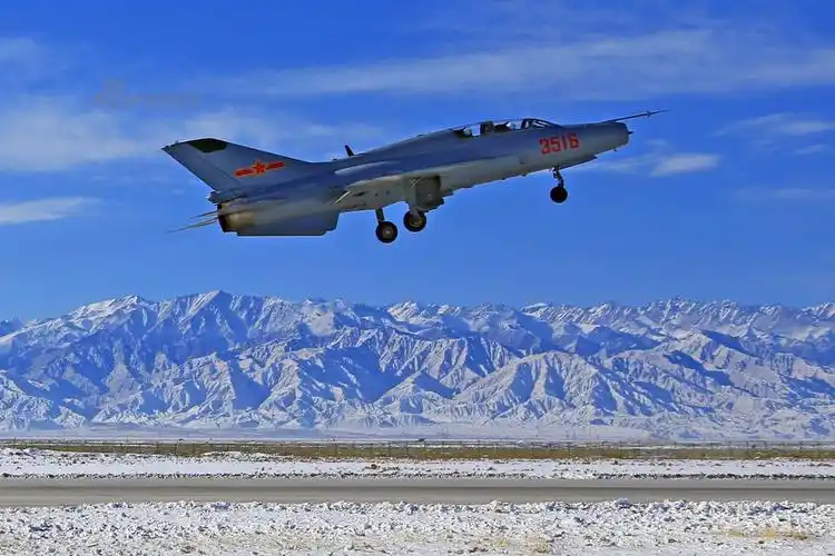 而歼7m,歼7Ⅱh系列飞机则主要是改进了航空电子设备和武器系统,这些