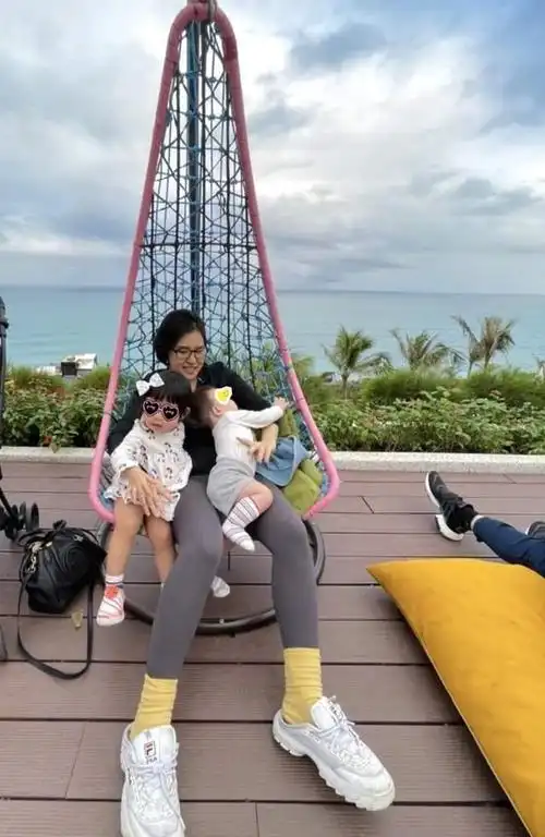 3月27日是谢依霖二胎儿子的3岁生日,她在社交平台上晒出了儿子的庆生