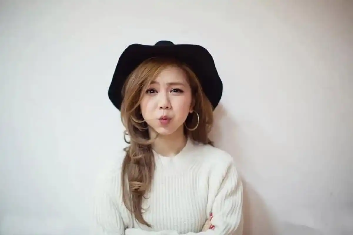 邓紫棋的金鱼嘴好可爱9696