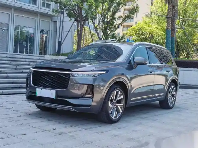 新到2022年2月上牌的理想one,1万多公里,一手车,六座,灰色棕内,原版