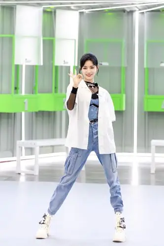 小巨人运动会许佳琪黑丝牛仔混搭酷飒十足再跳yesok笑容满格
