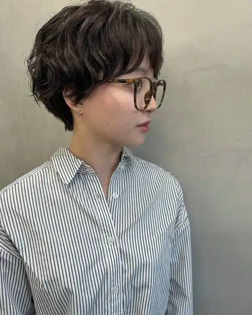 女士短发别乱整,蓬松烫刚刚好,不夸张很时尚_发型_女性_魅力