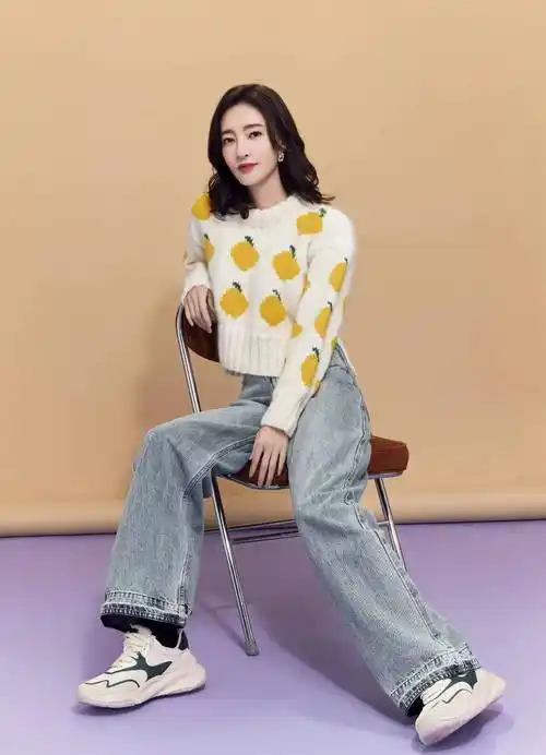 王丽坤小年晒美照,毛衣搭配牛仔阔腿裤,清新休闲又减龄!