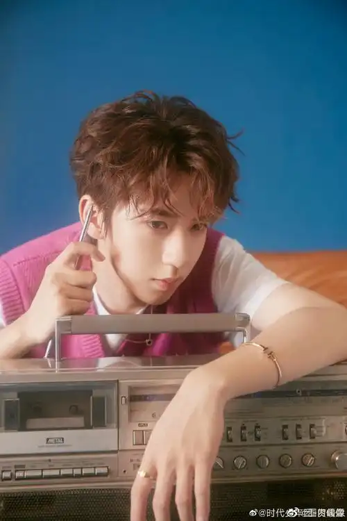 粉色背心小卷毛,时可爱风#贺峻霖粉色背心小卷毛