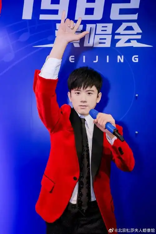 这次"张杰2号"亮相北京杜莎的全新服装也大有来头!