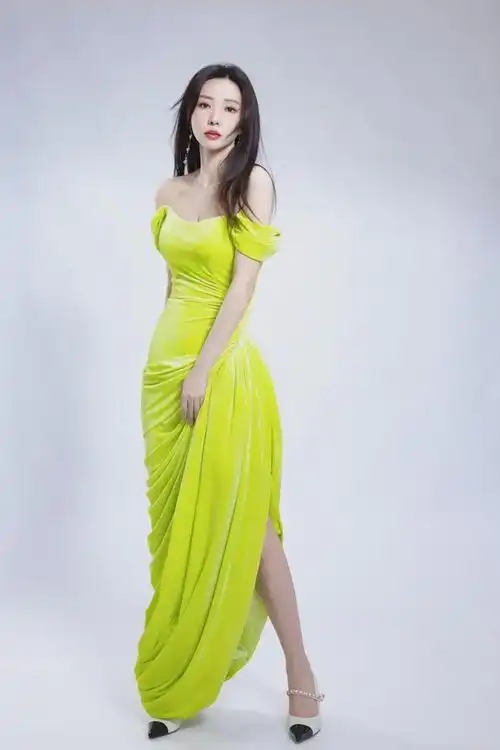 柳岩荧光柠檬色抹胸长裙大片来袭年纪越大越不服输啊