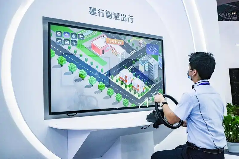 建行工作人员模拟展示智慧出行.李昊东摄