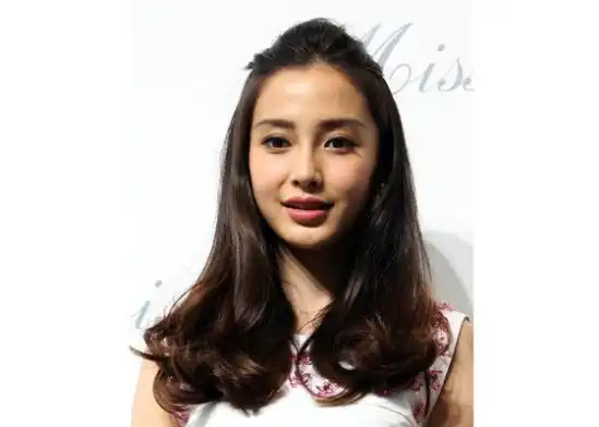 长卷发只需简单处理,只要在发尾处弄出蓬松的弧度,就能让发丝在空中