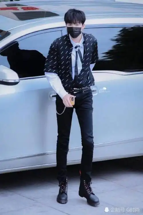 刘宇宁上班照,穿黑色印花短袖衬衫叠穿搭配双领带,帅气值满满