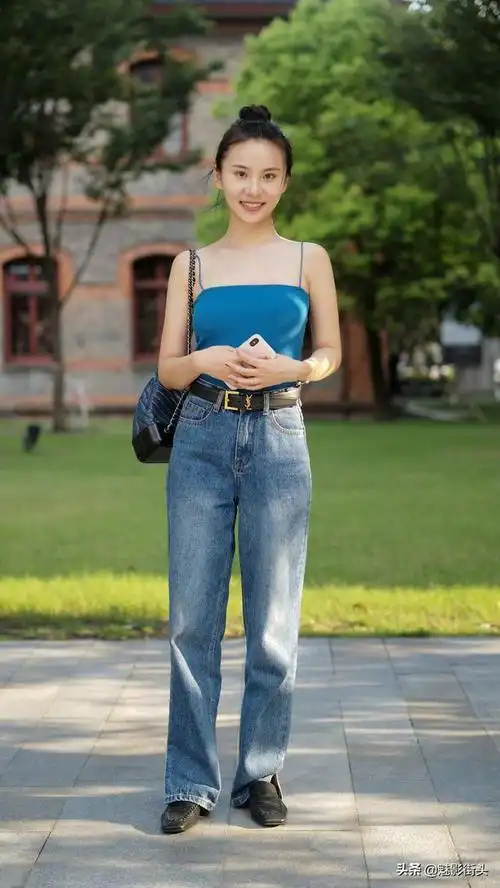 夏天的牛仔裤怎么搭配?时尚街区的美女教你这样穿,时髦又有气质
