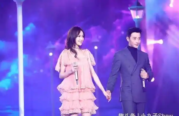 原创37岁唐嫣和中戏校友聚餐粉色上衣甜美少女当妈后筷子腿依旧