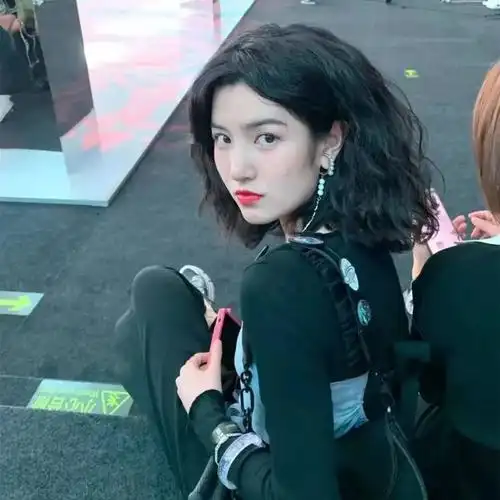 关注《发型图片库》,天天分享好发型复古港风"满头卷"烫发太火了!