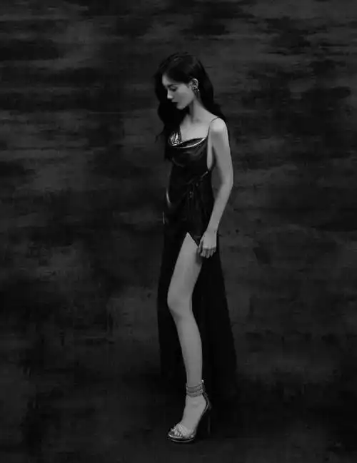 李一桐吊带开叉鎏金裙,搭配金色高跟鞋,美艳动人!__财经头条