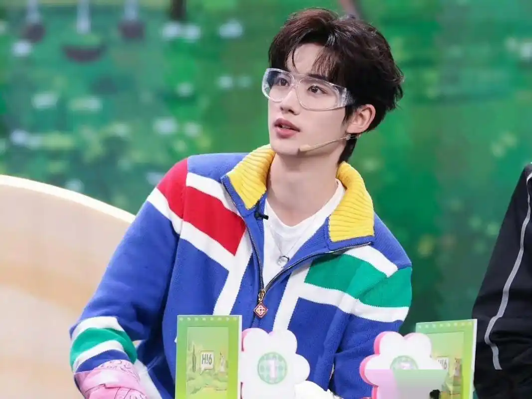 丁程鑫泼水误伤了何炅