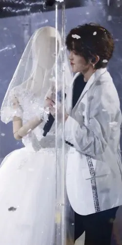 壁纸‖蔡徐坤老婆才可以拿的图_腾讯新闻