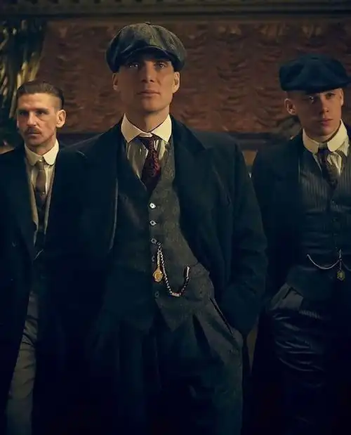 "伯明翰上空的雾是剃刀党吐的烟,谢尔比家族的血液里流淌着威士忌"