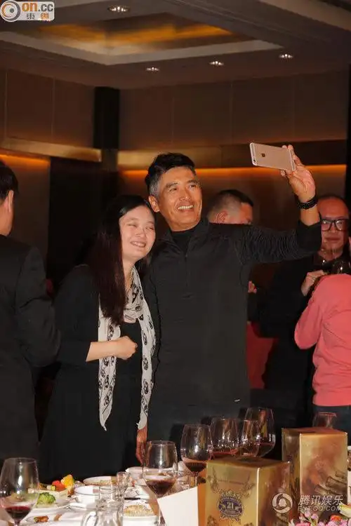 周润发携妻出席活动 与粉丝合影来者不拒(组图)