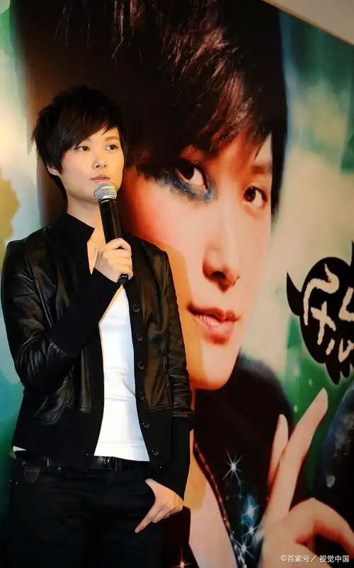 从2005年《超级女声》一举成名,到现在已经发行了十多张专辑,参与了无