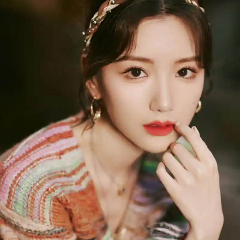 毛晓彤,这位天生丽质的女孩,她的笑容如同春天的阳光,温暖而甜美