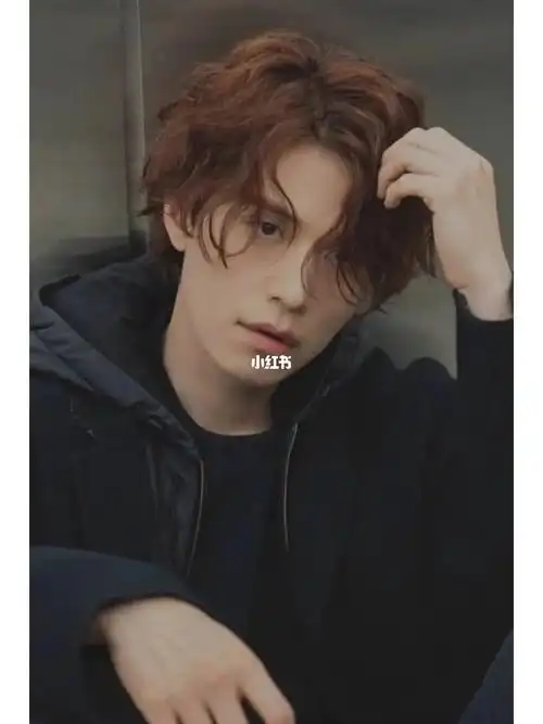 至少也要选择浅棕色,浅啡色的发色,才能把这种发型的慵懒与时髦感表现