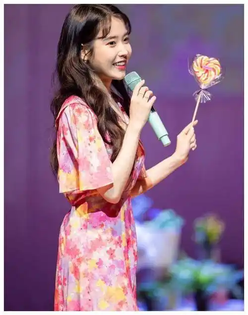 学iu李智恩穿碎花裙,温柔又清新_iu_裙子_花纹