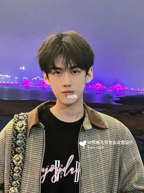 长脸.方脸.菱形脸.等都非常适合北京理发店 北京烫发 男生发型 男