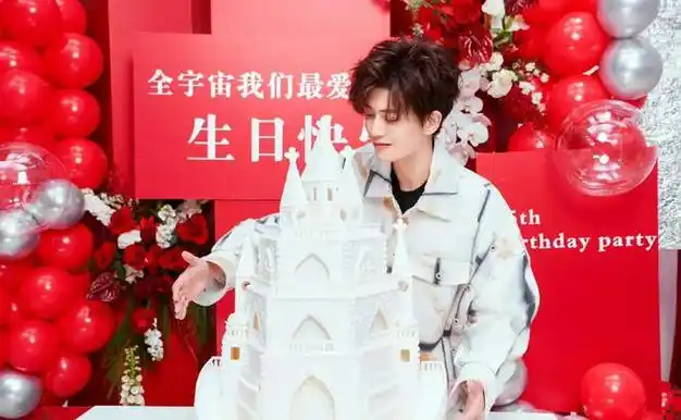 古偶男神任嘉伦庆生现场热闹非凡资源降级的他是时候转型了