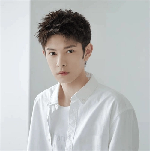 满满的少年在时尚烫发,充满最时尚迷人的男神气质._发型_纹理_长度