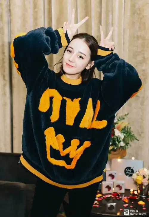 迪丽热巴身穿睡衣搭配黑色紧身裤,慵懒随意,26岁穿成了16岁模样