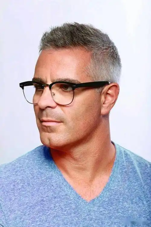 50岁以上的男士发型这样剪花白头发也帅气