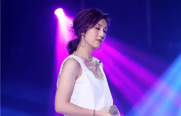 杨千嬅在现场不仅仅唱响「少女的祈祷」,「烈女」,「野孩子」,「原来