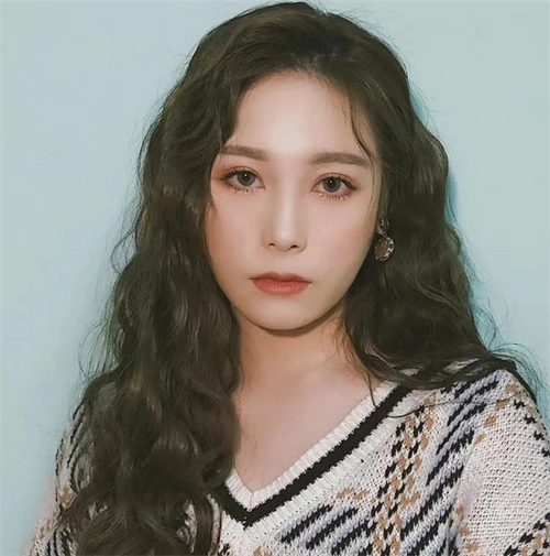 韩式泡面卷长发,稍微打理就可以美美出门,低调内敛的卷度很是自然.
