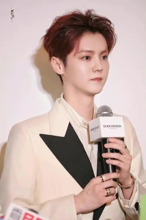 鹿晗红发生图火了!穿白色西装参加活动,脸发腮下轮廓线都没了