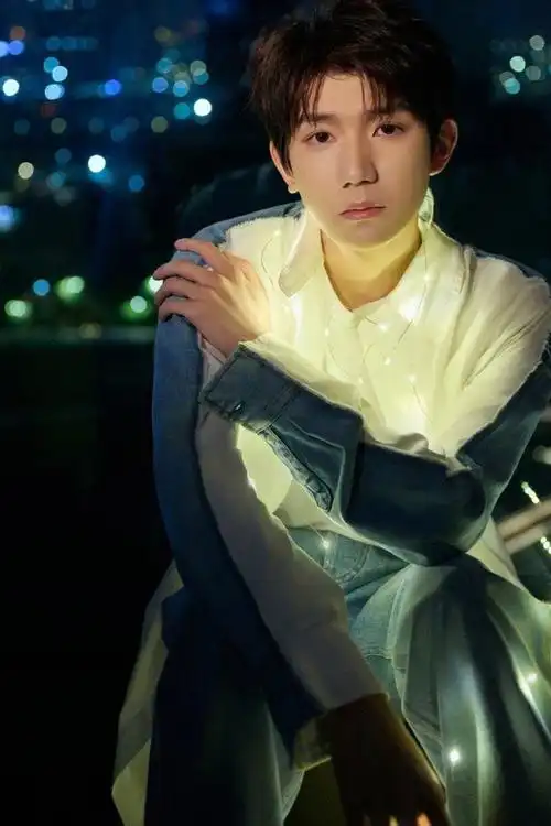 王源九宫格库存照9615清爽男大穿搭帅气十足周末快乐#王源库存照