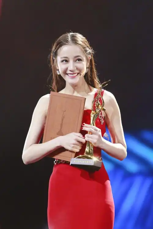 迪丽热巴金鹰节拿奖被吐槽,比起奖项,颜值和身材更让人服气