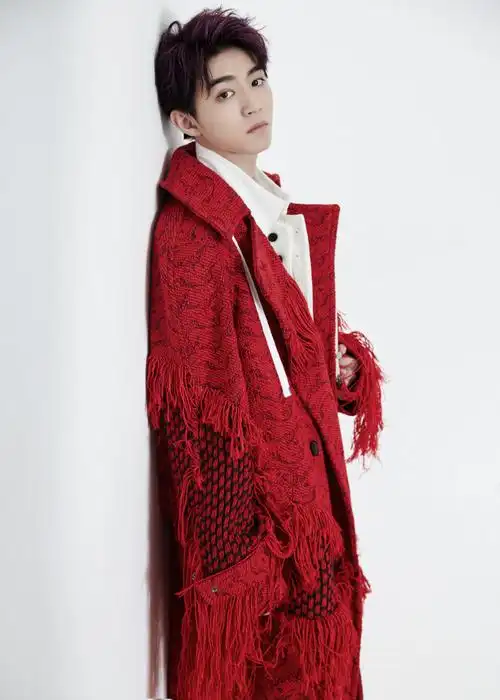 明星挑染发色大赏#有时候在你还没发现的时候,王俊凯就已经换了一种