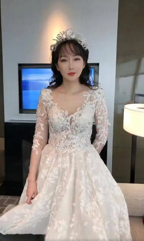 如此"仙"的萨顶顶你还认得出来的?40岁重走网红路线,宛如少女_手机搜