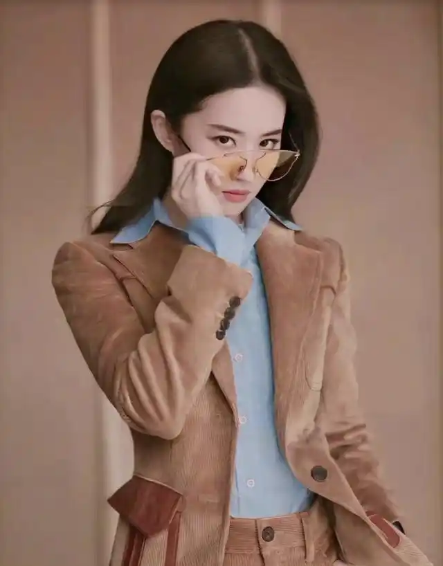 女明星西装造型惊艳十足迪丽热巴唐嫣尽显霸总气质鞠婧祎超甜