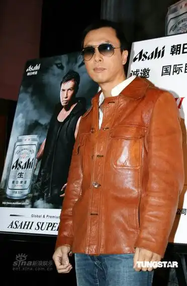 组图:甄子丹上海代言啤酒 皮衣墨镜酷帅有型